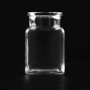 黑色的罐子黑色背景上的透明玻璃空罐子照片