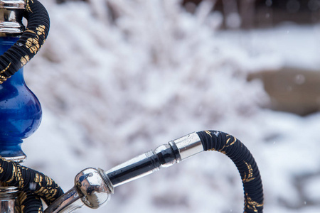 大水烟烟草由金属 玻璃和陶瓷。下雪了。雪背景。白色