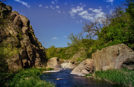 Aktovsky 峡谷的河流, 乌克兰。河里的大石头, 平静的河水