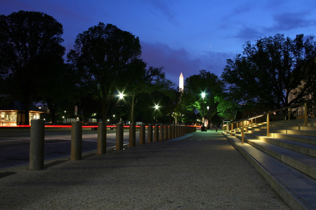 华盛顿方尖碑在晚上