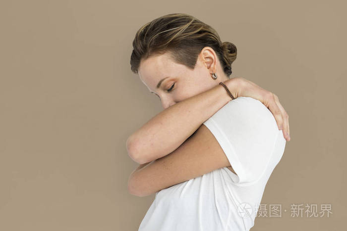 拥抱自己的女人