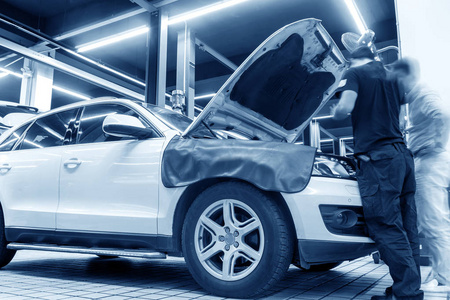 工人们正在汽车修理照片