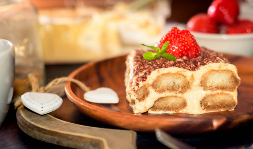 自制提拉米苏蛋糕装饰着草莓意大利菜，选择性焦点