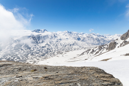 冬季在阿尔卑斯山的雄伟山峰