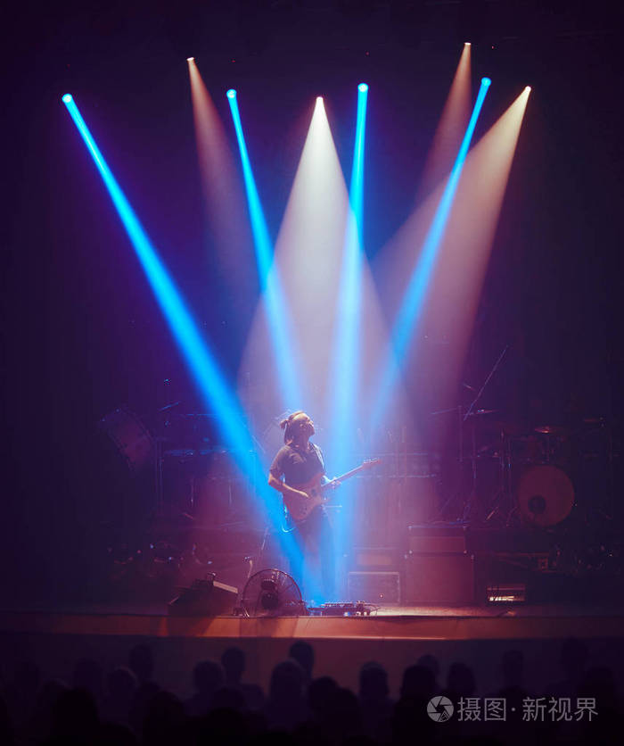 在舞台上表演的吉他手.音乐会