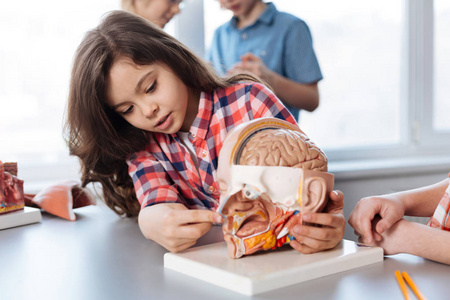 可爱的坚定的学生集中精力学习照片