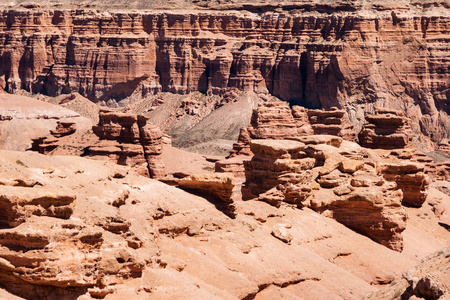 Charyn 峡谷顶部景观地质形成由惊人的大红色沙子石头组成。Charyn 国家公园。哈萨克斯坦