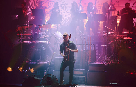 纯吉他在舞台上表演的吉他手.音乐会照片