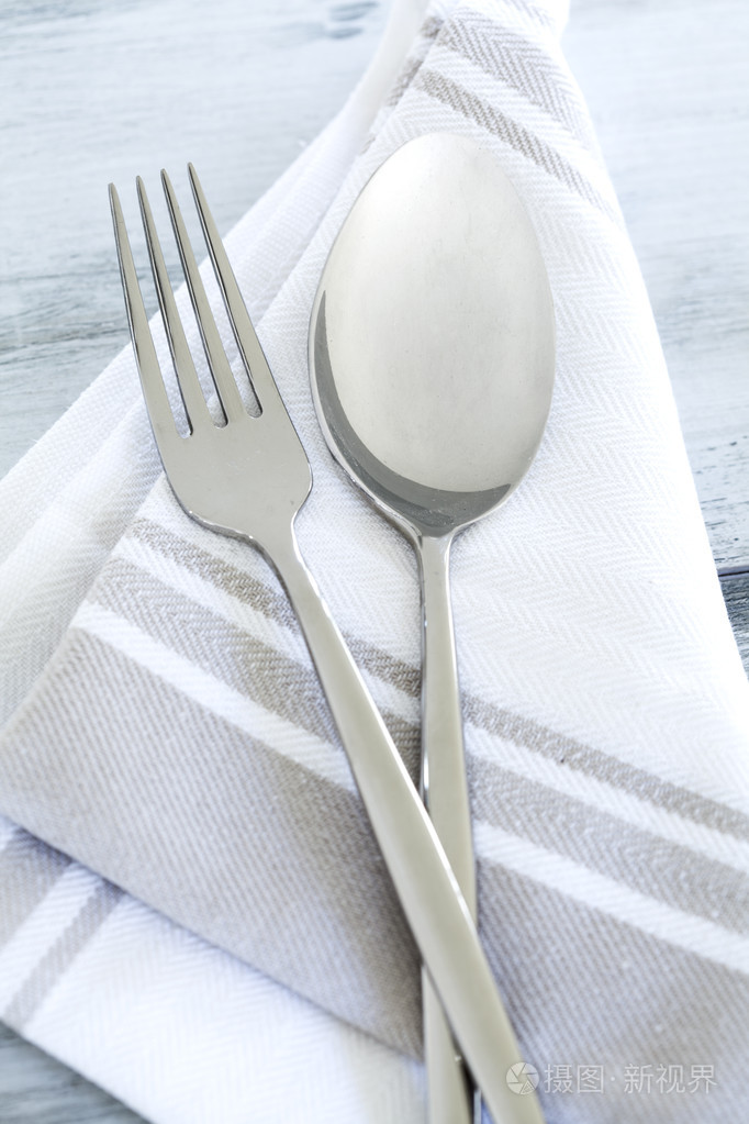 叉子和勺子在餐巾纸上