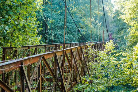 旧的未使用的吊桥横跨山沟图片