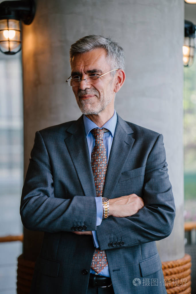 穿西装戴眼镜的资深商人肖像