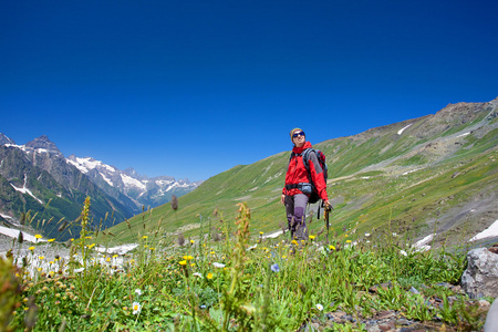 徒步旅行者在高加索山脉