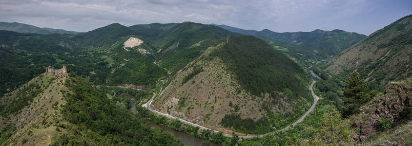 Ibar 河峡谷全景与中世纪堡垒 Maglic 在山峭壁, 塞尔维亚