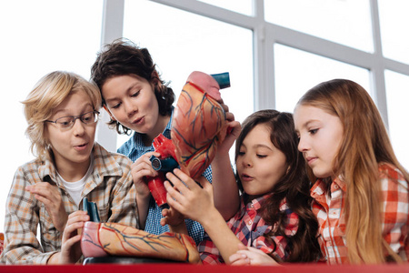 敏锐的观察力学生求知的眼神看着心的作品照片