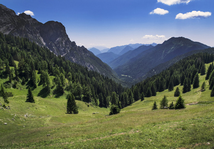 在接近庞特的凯旋门，意大利阿尔卑斯山风景