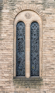 在古老的天主教寺庙的窗口