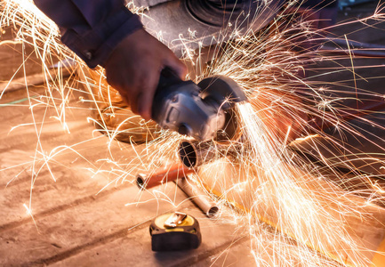 而磨铁火花图片