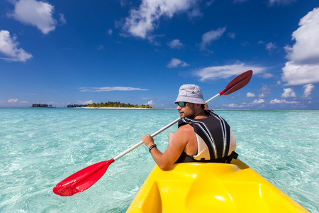 年轻的白种人男子在马尔代夫海上皮划艇