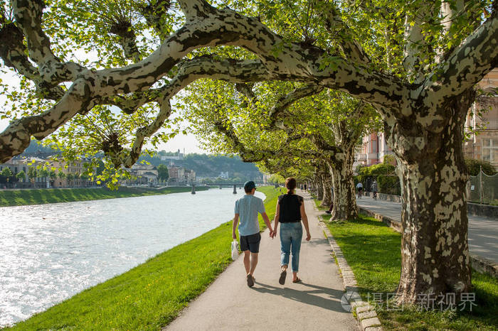 萨尔茨堡, 情侣在河边散步 salzach