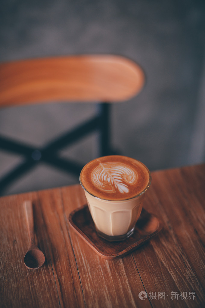 如何使咖啡拿铁艺术在复古色调