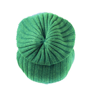 白色背景上分离的针织帽子。绿色。