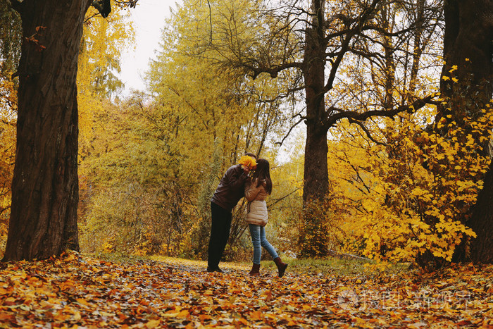 在公园散步的情侣