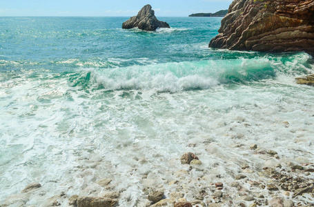 海浪, 海沫, 在海岸的石头上断裂