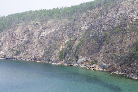 一座高高的岩石海岸线, 海中的悬崖, 湖水上的雾气