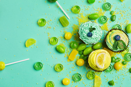 蛋糕和糖果。糖果和甜点的绿色背景。高分辨率