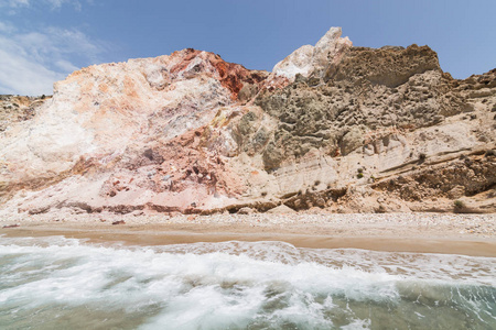 希腊 Firiplaka 海滩上五颜六色的岩石。阳光明媚的一天, 全景景色