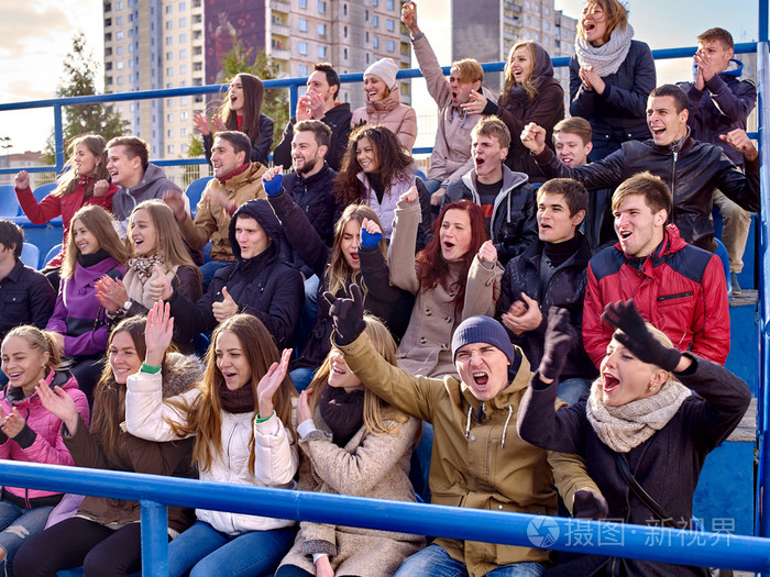 体育球迷鼓掌和唱歌