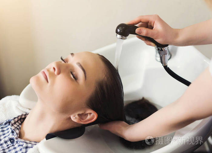 专业美发师洗头愉快的客户