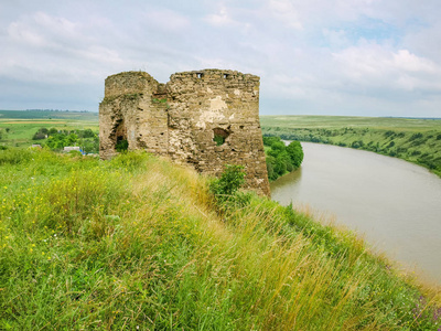 中世纪城堡的遗骸在第十五世纪在村庄 Zhvanets 修造了。乌克兰 Khmelnytskyi 州北滨江五角石塔