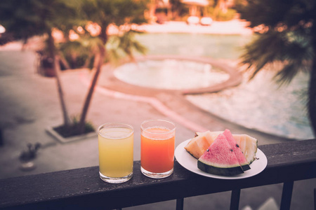 在游泳池附近的橙汁。热带度假，夏季饮品在游泳池。新鲜水果 西瓜 菠萝