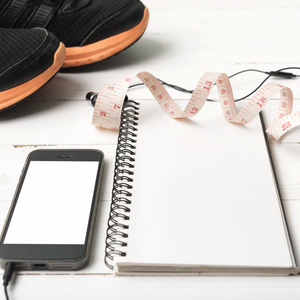 测量磁带 笔记本和手机的跑步鞋