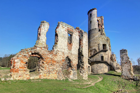 Zviretice 城堡的废墟