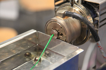 连续挤压成形的塑料丝照片