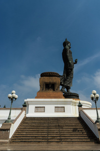 一面站的佛像在泰国