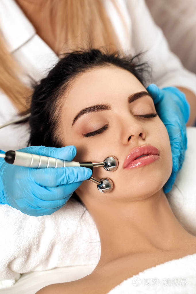 美容师在温泉沙龙做脸部清洁照片-正版商用图片0odsgd-摄图新视界