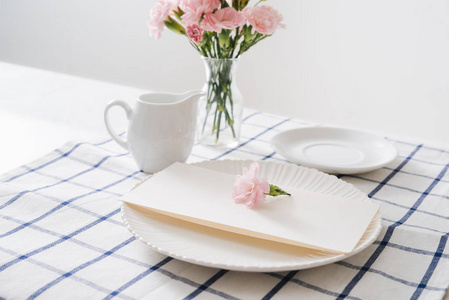 表设置着盘子 餐具和白色背景上的花