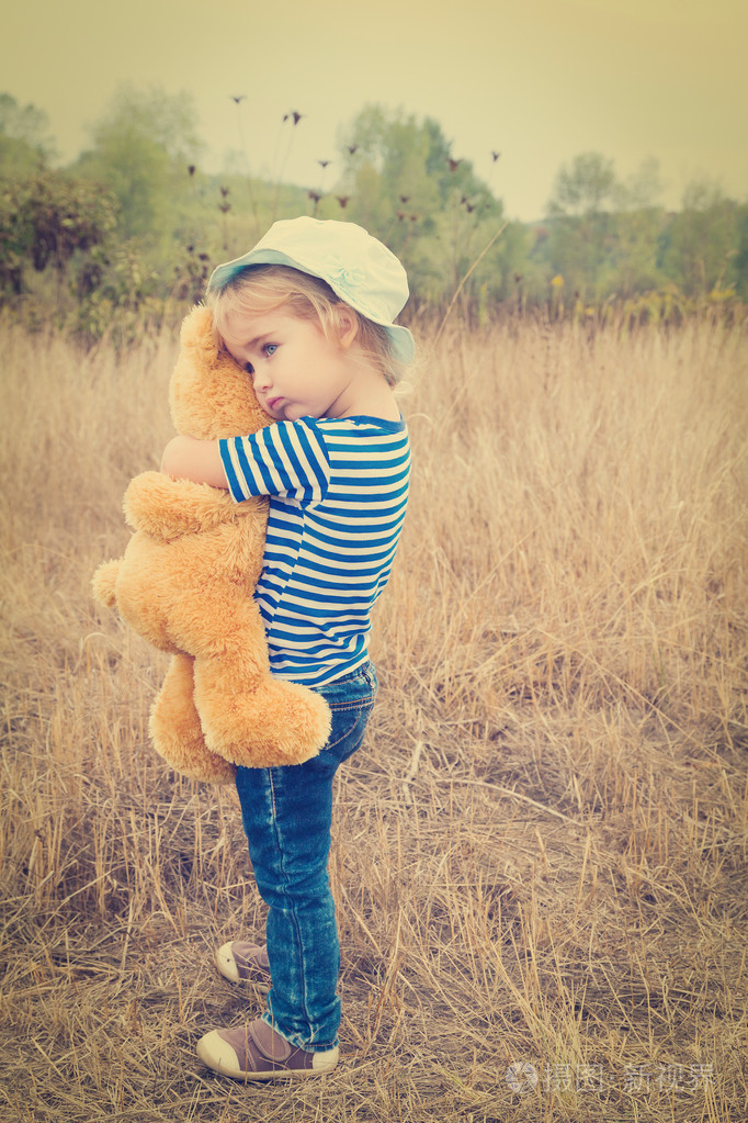 可爱的小女孩抱着很大的熊