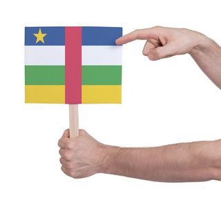 手拿着小卡片中非共和国的旗帜