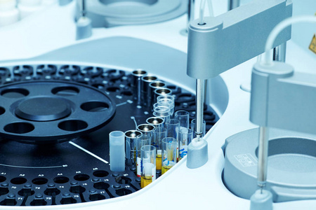 划痕生化需氧量血液采样和分析在明亮的背景上的生化实验室研究科学家