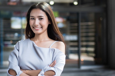 幸福快乐的女孩的脸;欢快的笑脸女子肖像;积极放松快乐的亚洲女性微笑