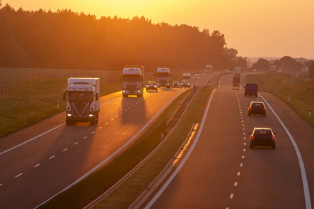 日落时波兰高速公路上的交通