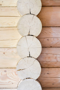 在木房子的墙上堆放在一起的圆形原木。生态住宅。建筑