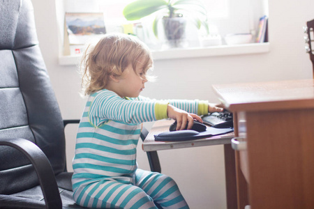童年和技术, 二年孩子使用计算机在家中