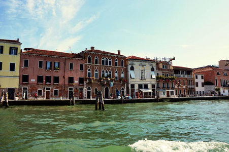 与典型的威尼斯建筑建造房子，运河格兰德阳光灿烂的日子，威尼斯，意大利，夏天 2016年