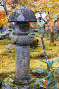 在日本枫花园在秋天期间在 Enkoji 寺，京都，日本春日多罗或石灯笼