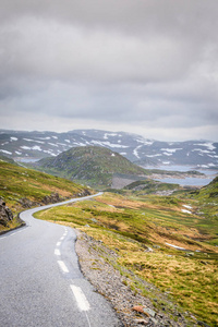 Lysevegen 路贯穿夏日挪威的山脉，位于郡县。美丽的风景。旅行和旅游